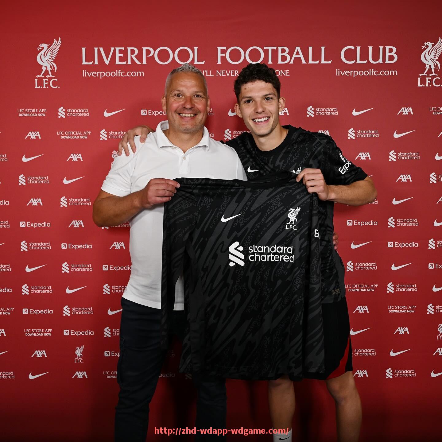 问鼎娱乐官网-梅西在英超的传闻及可能效力球队分析